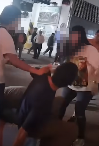 有一家三口的新加坡遊客早前來港旅遊時,上周日(10日)晚光顧佐敦熟食小販市場大排檔時,疑不滿鄰桌一名本地男子吸煙遂投訴,對方及後突然發難「爆樽」傷及父親,雙方在街頭糾纏推撞,最終4人同告受傷及被捕,事發片段近日在社交平台曝光。