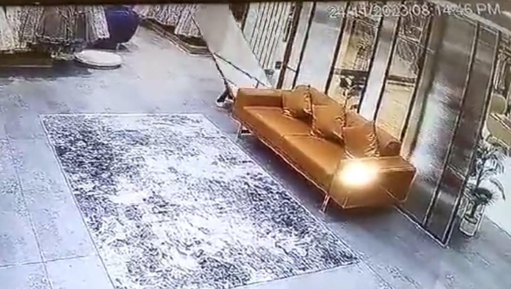 玻璃鏡重心不穩隨即倒下,女童正正站在後方,被玻璃鏡重重砸在身上,她頓然倒地。(X)