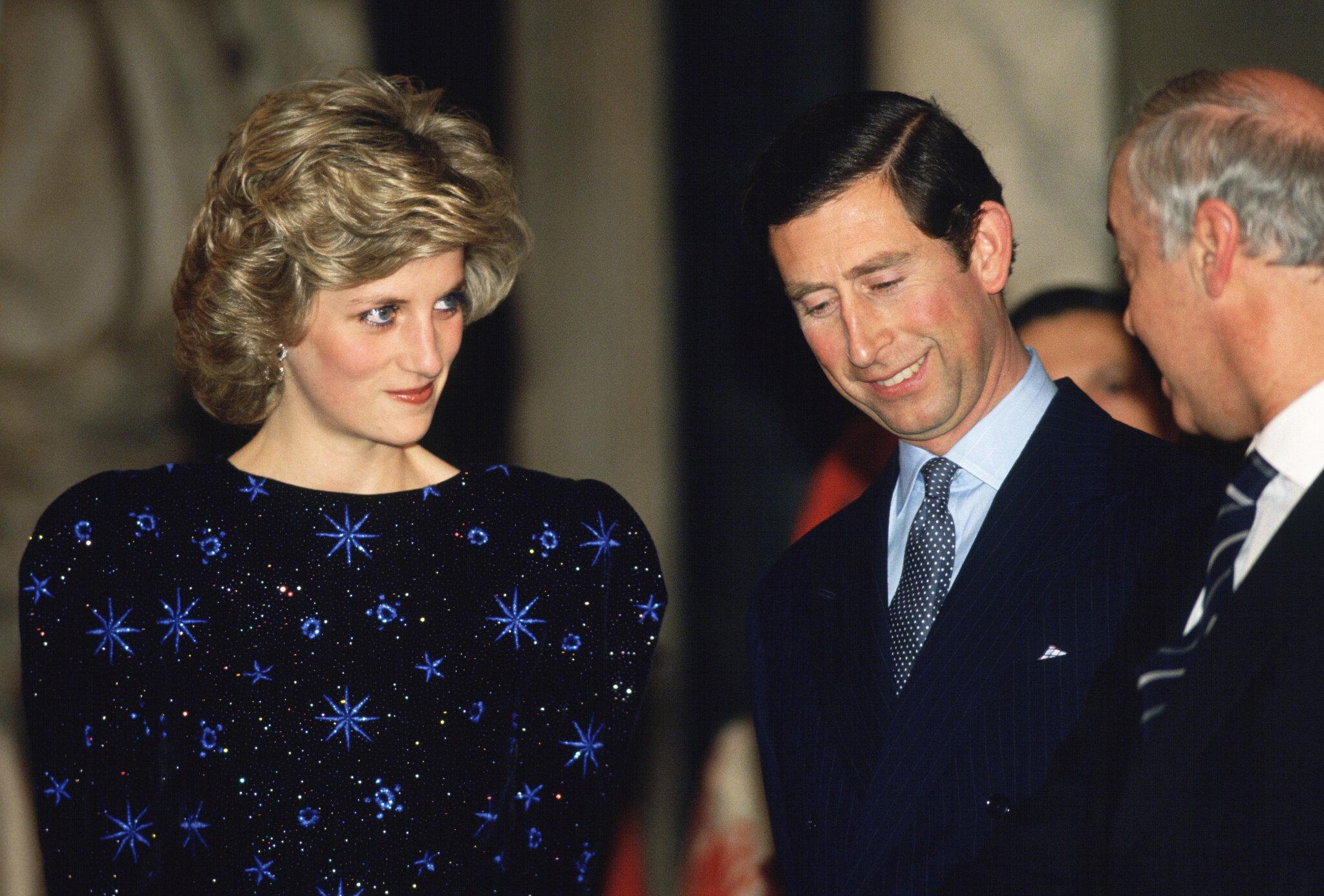 戴安娜曾於1985年訪問意大利時穿著。(X)