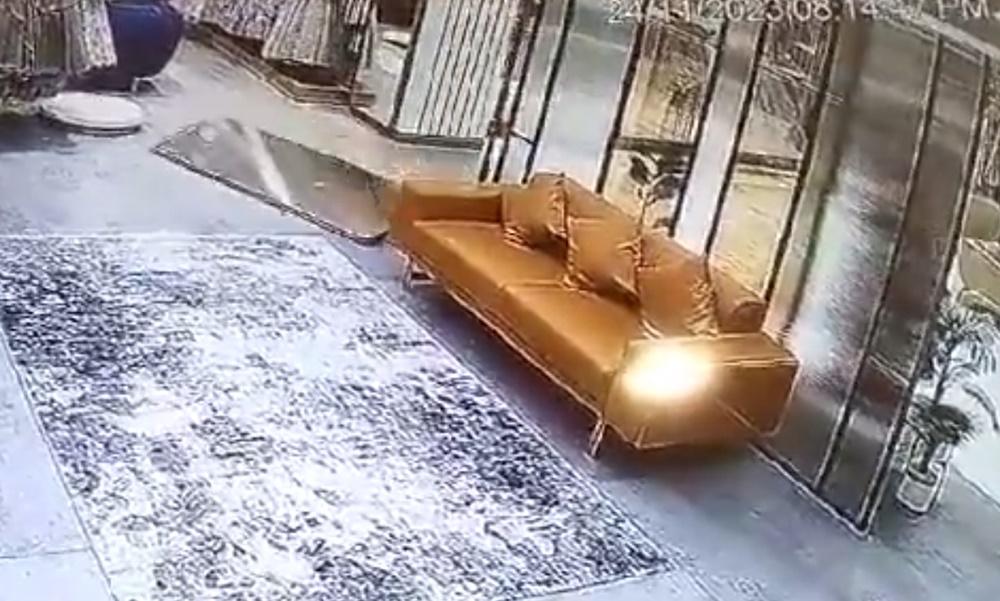 玻璃鏡重心不穩隨即倒下,女童正正站在後方,被玻璃鏡重重砸在身上,她頓然倒地。(X)