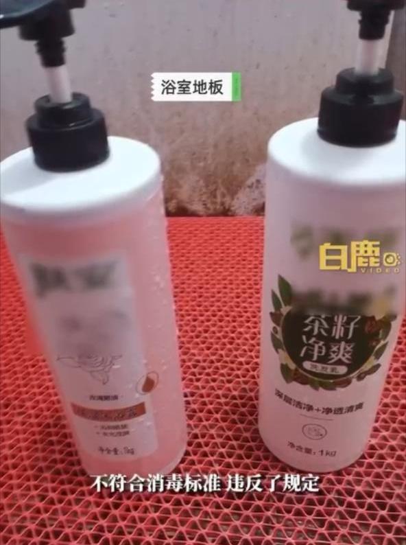 相片顯示,宿舍枕頭黑色一點點如發霉,浴室亦處處可見鏽漬污漬。(微博)