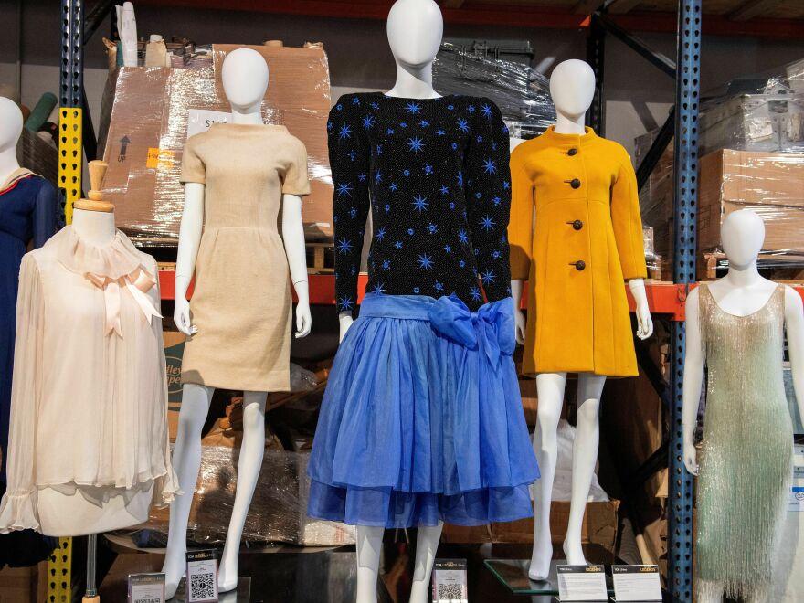 破紀錄成賣出最貴的戴妃禮服。(X)