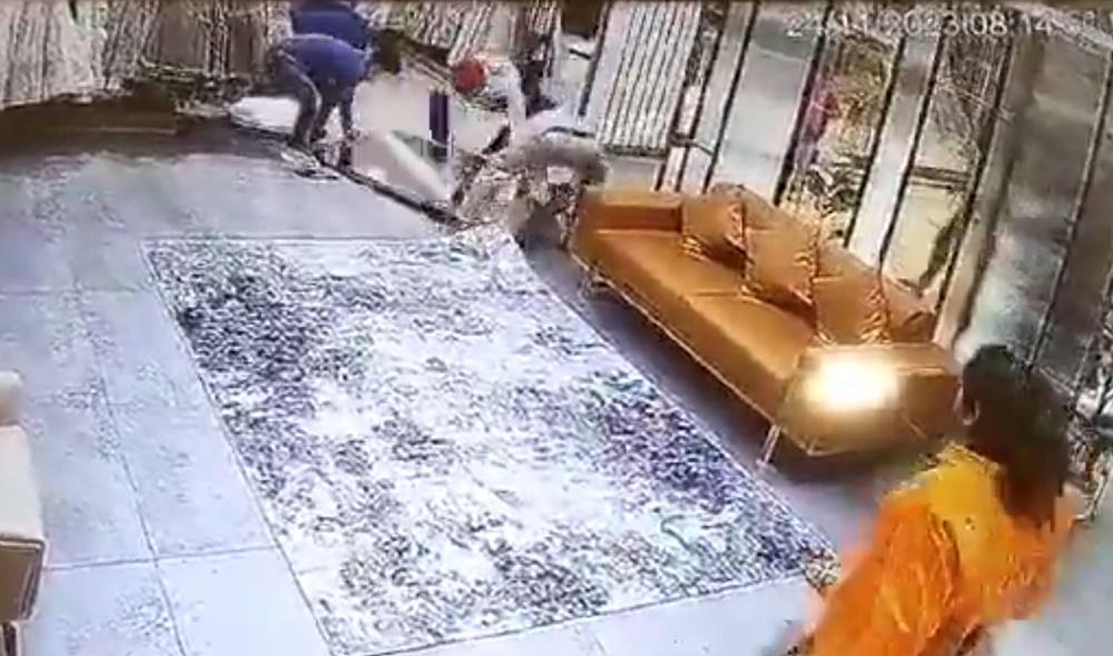 巨大聲響驚動附近的人都衝上前,將玻璃鏡移開並救出女童,立即送院搶救,惟女童傷勢過重最終不治。(X)