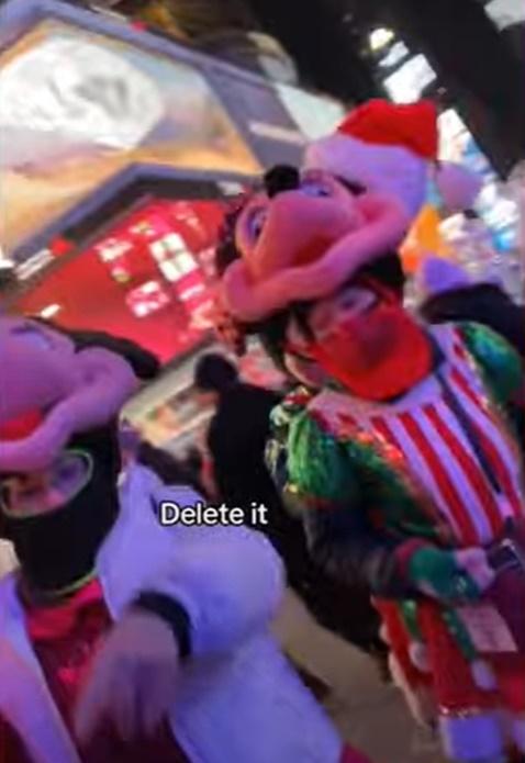 人偶竟從後面追著他要錢,並明言不給錢就要刪照片。(YouTube)