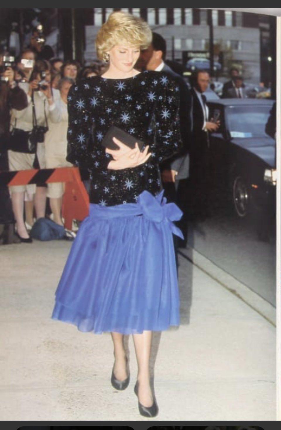 戴安娜曾於1985年訪問意大利時穿著。(X)