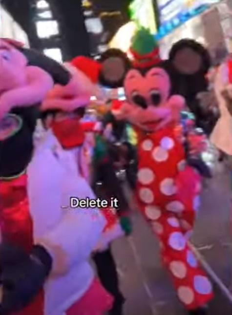 人偶竟從後面追著他要錢,並明言不給錢就要刪照片。(YouTube)