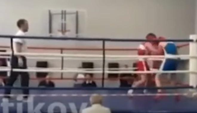 對手將Timofey打至繩邊,Timofey完全無從反擊。(YouTube)