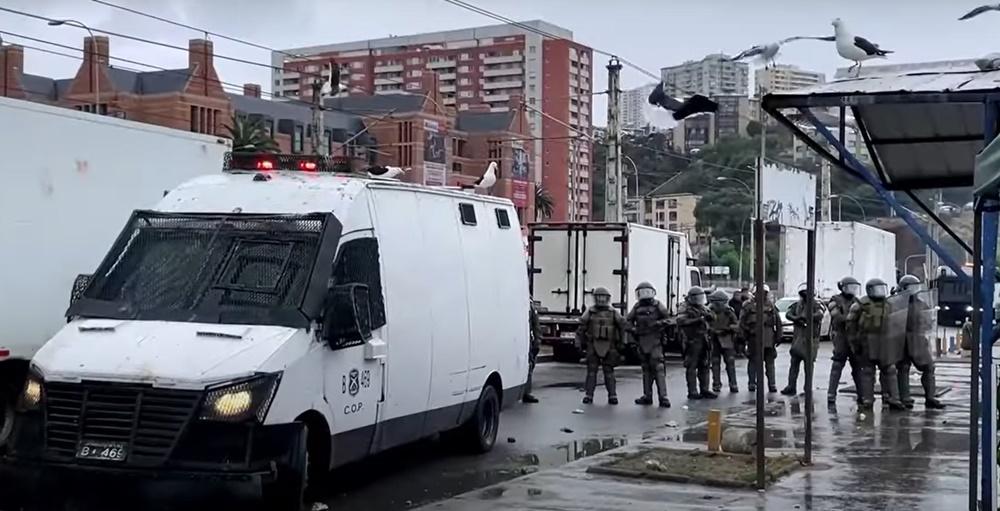 防暴警員則站在遠處,未有驅趕。(YouTube)