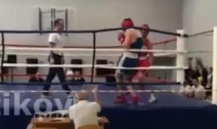 對手將Timofey打至繩邊,Timofey完全無從反擊。(YouTube)