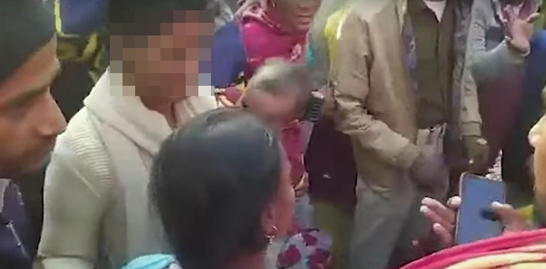 火車離開後,有乘客發現母子3人,紛紛將他們拉回月台。(YouTube)