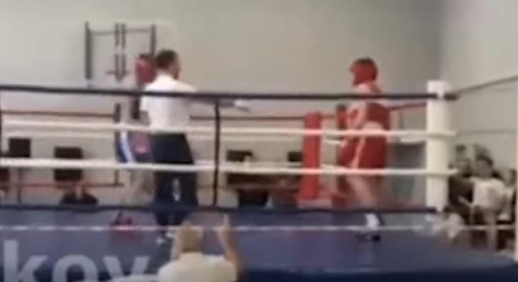 拳證隨即暫停比賽,觀察Timofey狀態。(YouTube)