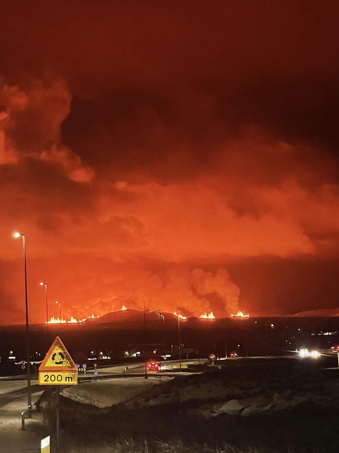 熔岩像噴泉一樣從地面裂縫噴湧而出。(X)