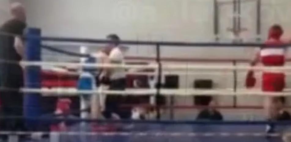 Timofey明顯體力不支,踉蹌後退,拳證立即扶他。(YouTube)