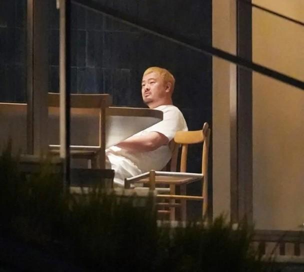 鳥羽周作最近染了一頭金髮,密謀明年進軍海外開餐廳。