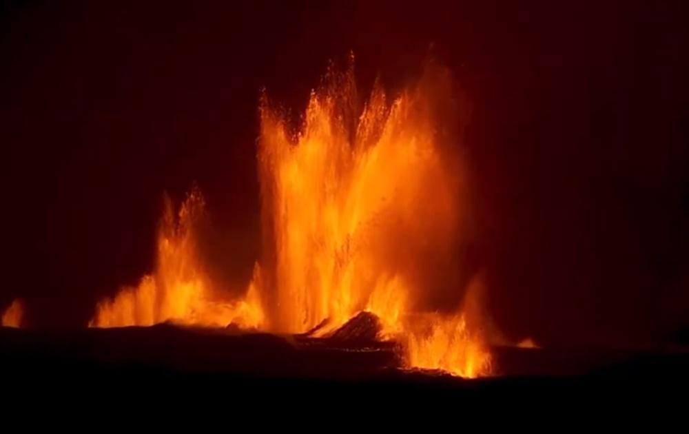 熔岩像噴泉一樣從地面裂縫噴湧而出。(X)