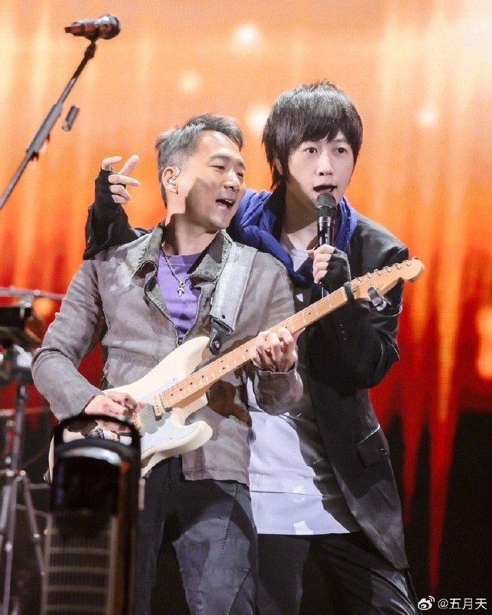 台灣天團五月天上月完成上海演唱會,惟有內地網民發布影片,指通過技術分析質疑12首歌有5首是咪嘴假唱,引發軒然大波。(五月天微博圖片)