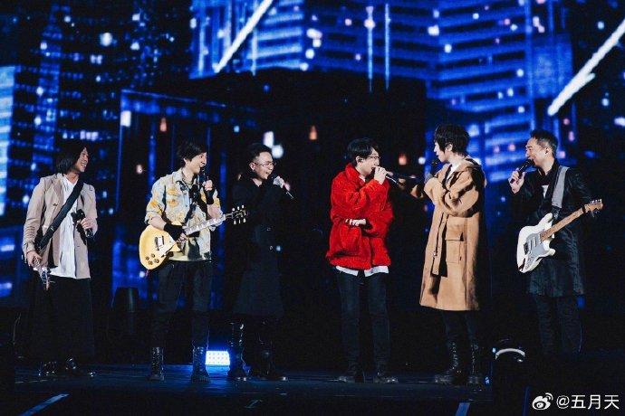 台灣天團五月天上月完成上海演唱會,惟有內地網民發布影片,指通過技術分析質疑12首歌有5首是咪嘴假唱,引發軒然大波。(五月天微博圖片)