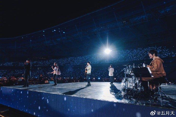 台灣天團五月天上月完成上海演唱會,惟有內地網民發布影片,指通過技術分析質疑12首歌有5首是咪嘴假唱,引發軒然大波。(五月天微博圖片)