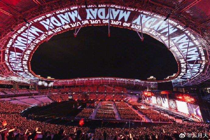 台灣天團五月天上月完成上海演唱會,惟有內地網民發布影片,指通過技術分析質疑12首歌有5首是咪嘴假唱,引發軒然大波。(五月天微博圖片)