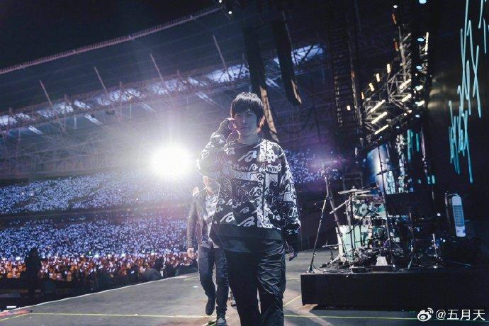 台灣天團五月天上月完成上海演唱會,惟有內地網民發布影片,指通過技術分析質疑12首歌有5首是咪嘴假唱,引發軒然大波。(五月天微博圖片)