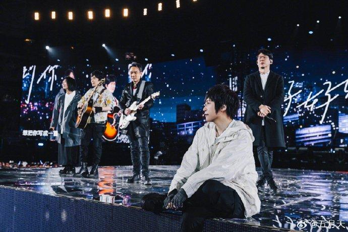 台灣天團五月天上月完成上海演唱會,惟有內地網民發布影片,指通過技術分析質疑12首歌有5首是咪嘴假唱,引發軒然大波。(五月天微博圖片)