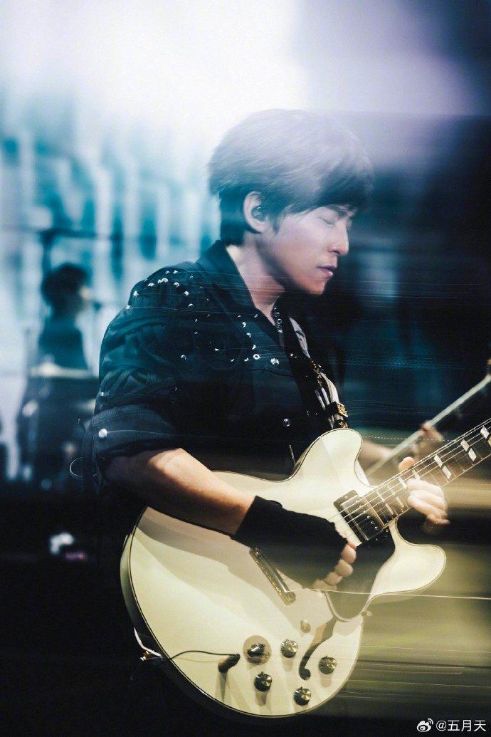 台灣天團五月天上月完成上海演唱會,惟有內地網民發布影片,指通過技術分析質疑12首歌有5首是咪嘴假唱,引發軒然大波。(五月天微博圖片)