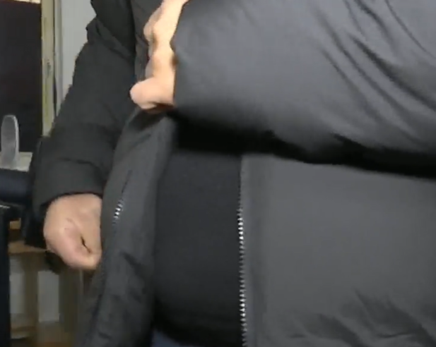 佛山一名男子花費718元人民幣網購一件黑色羽絨服,收到貨後竟在口袋發現白色喪葬胸花,衣服胸口處還疑有佩戴過的痕跡,與店家溝通協商後,對方同意退款退貨並賠償300元(約335港元)。(電視截圖)