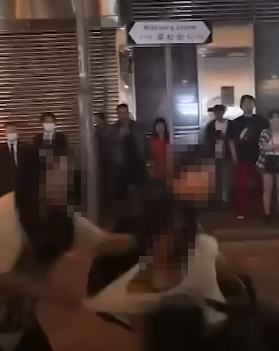 有一家三口的新加坡遊客早前來港旅遊時,上周日(10日)晚光顧佐敦熟食小販市場大排檔時,疑不滿鄰桌一名本地男子吸煙遂投訴,對方及後突然發難「爆樽」傷及父親,雙方在街頭糾纏推撞,最終4人同告受傷及被捕,事發片段近日在社交平台曝光。