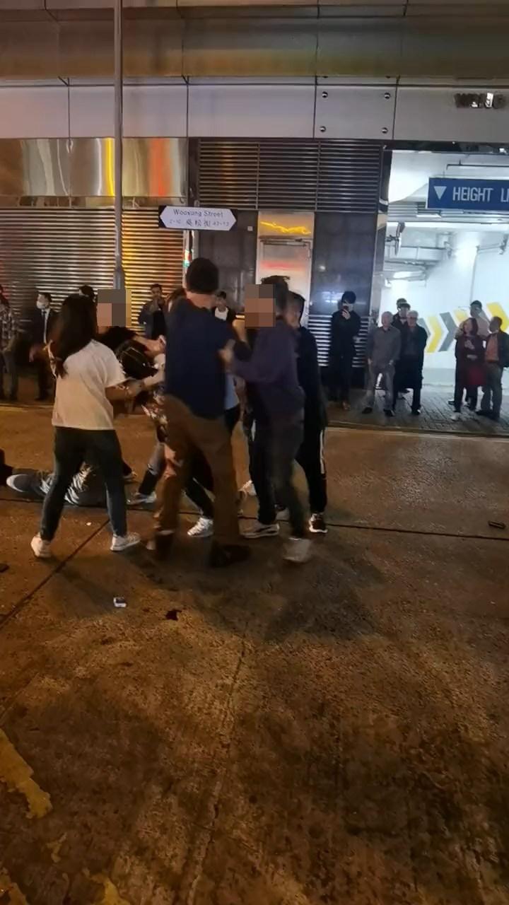 有一家三口的新加坡遊客早前來港旅遊時,上周日(10日)晚光顧佐敦熟食小販市場大排檔時,疑不滿鄰桌一名本地男子吸煙遂投訴,對方及後突然發難「爆樽」傷及父親,雙方在街頭糾纏推撞,最終4人同告受傷及被捕,事發片段近日在社交平台曝光。