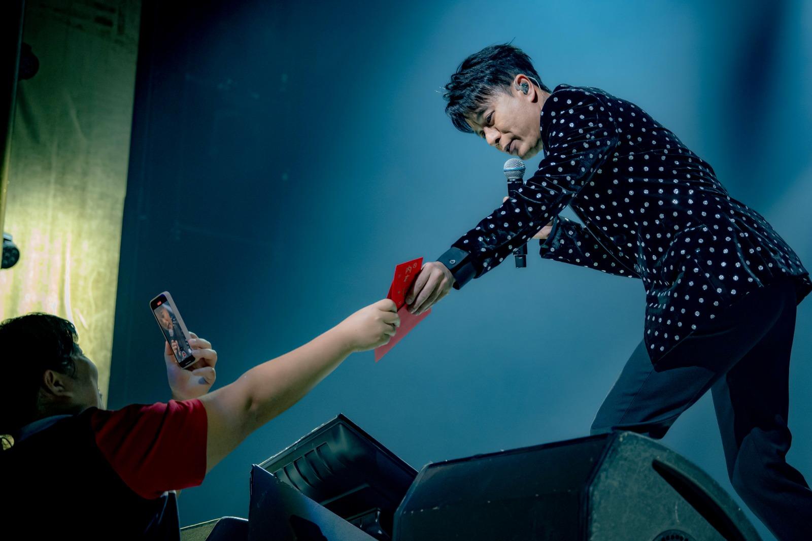 李克勤美國開巡演反應熱烈,更於當地狂收利是。