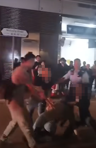 有一家三口的新加坡遊客早前來港旅遊時,上周日(10日)晚光顧佐敦熟食小販市場大排檔時,疑不滿鄰桌一名本地男子吸煙遂投訴,對方及後突然發難「爆樽」傷及父親,雙方在街頭糾纏推撞,最終4人同告受傷及被捕,事發片段近日在社交平台曝光。