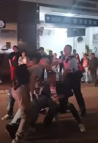 有一家三口的新加坡遊客早前來港旅遊時,上周日(10日)晚光顧佐敦熟食小販市場大排檔時,疑不滿鄰桌一名本地男子吸煙遂投訴,對方及後突然發難「爆樽」傷及父親,雙方在街頭糾纏推撞,最終4人同告受傷及被捕,事發片段近日在社交平台曝光。