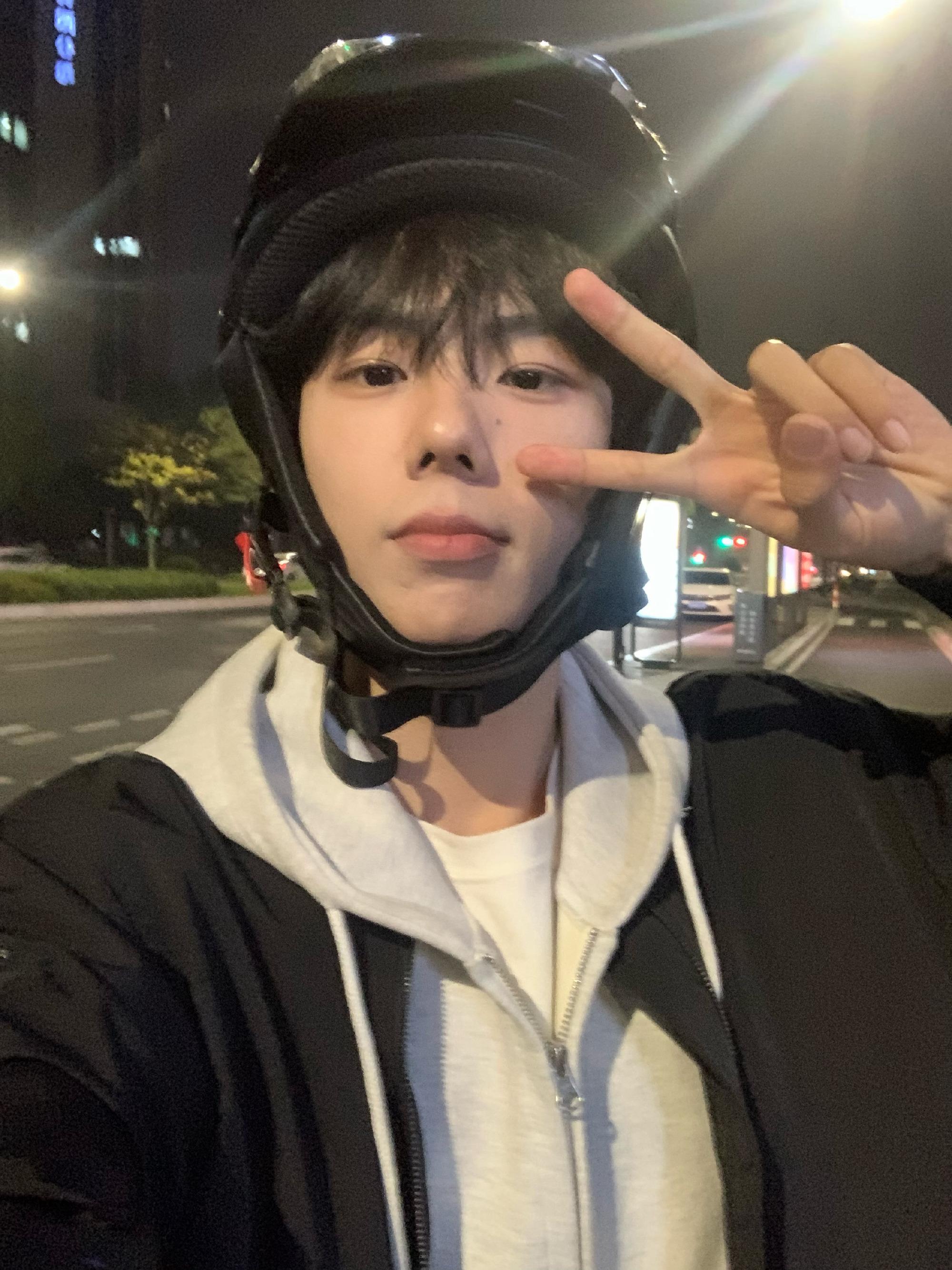 墊底辣孩微博粉絲達225萬(墊底辣孩微博)