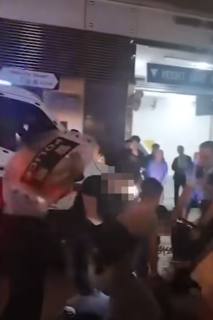 有一家三口的新加坡遊客早前來港旅遊時,上周日(10日)晚光顧佐敦熟食小販市場大排檔時,疑不滿鄰桌一名本地男子吸煙遂投訴,對方及後突然發難「爆樽」傷及父親,雙方在街頭糾纏推撞,最終4人同告受傷及被捕,事發片段近日在社交平台曝光。
