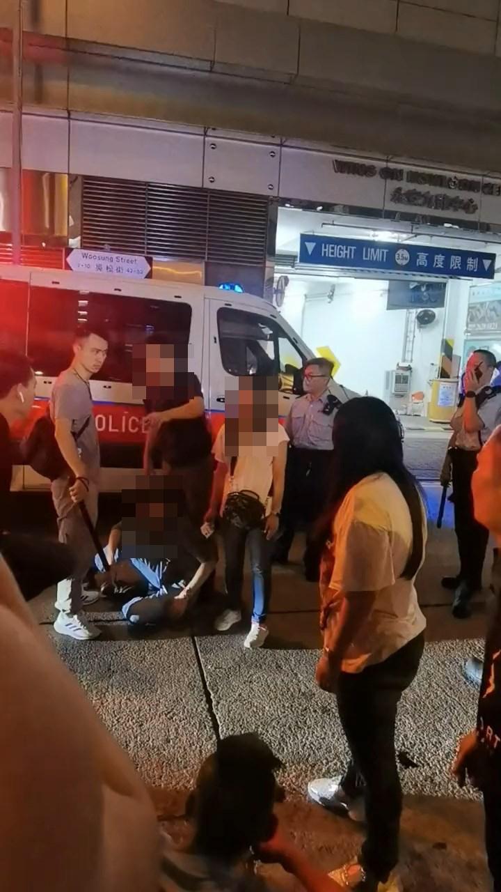 有一家三口的新加坡遊客早前來港旅遊時,上周日(10日)晚光顧佐敦熟食小販市場大排檔時,疑不滿鄰桌一名本地男子吸煙遂投訴,對方及後突然發難「爆樽」傷及父親,雙方在街頭糾纏推撞,最終4人同告受傷及被捕,事發片段近日在社交平台曝光。