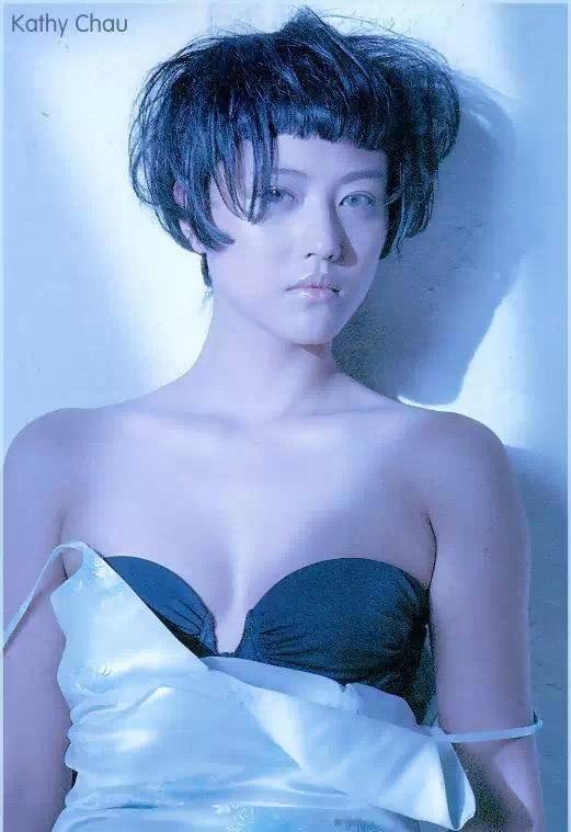 周海媚曾赴日發展,還於當地推出寫真集。