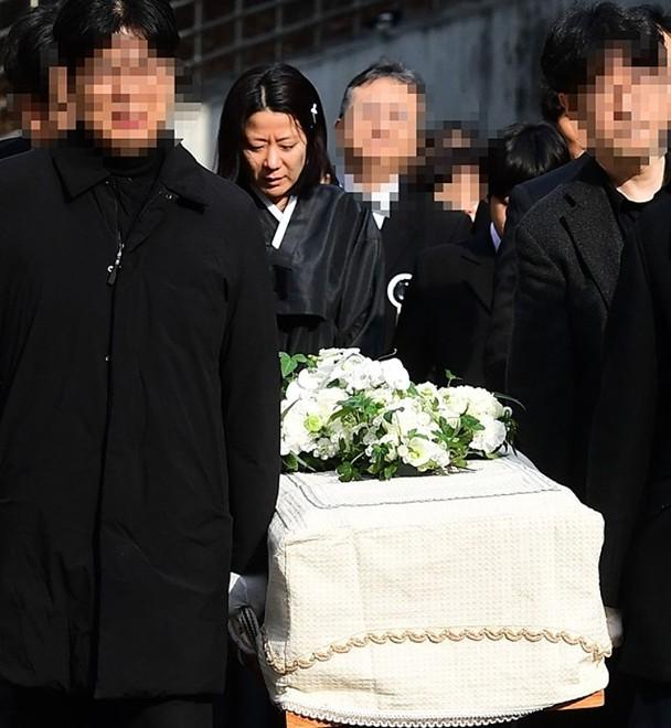 李善均妻子田慧振強忍眼淚,場面傷感。