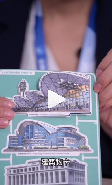 警察造型卡和建築物卡的造型可以拆出來放在月曆座上。(網片截圖)