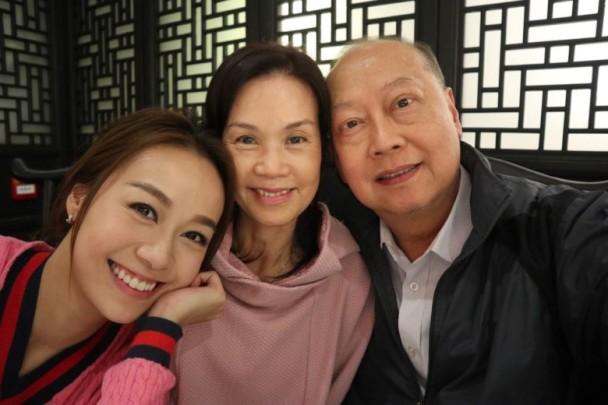 新婚不久的黃心穎,面對父親離世打擊。