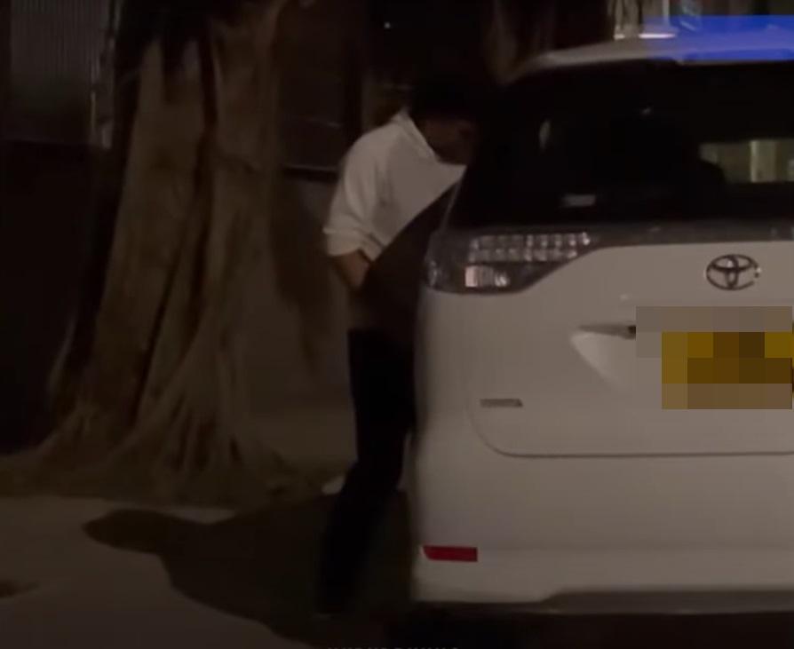 車Cam直擊|的士司機疑屙尿幫人「洗車」。(網片截圖)