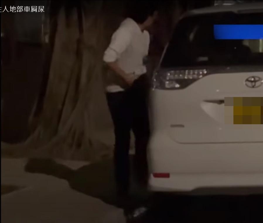 車Cam直擊|的士司機疑屙尿幫人「洗車」。(網片截圖)