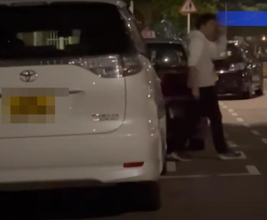 車Cam直擊|的士司機疑屙尿幫人「洗車」。(網片截圖)