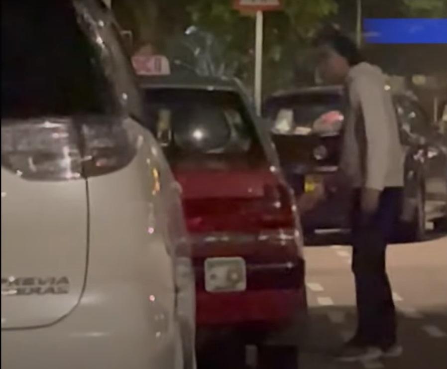 車Cam直擊|的士司機疑屙尿幫人「洗車」。(網片截圖)
