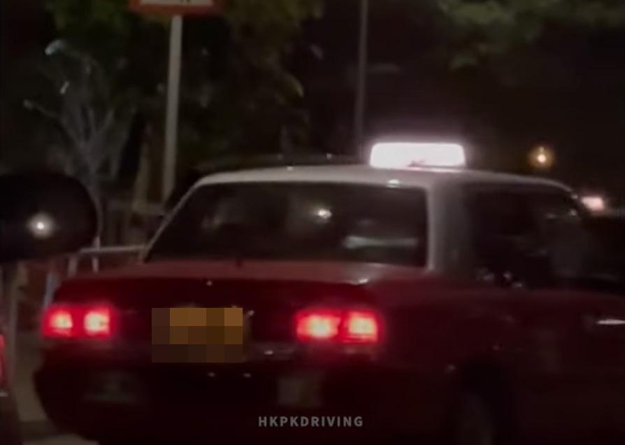 車Cam直擊|的士司機疑屙尿幫人「洗車」。(網片截圖)