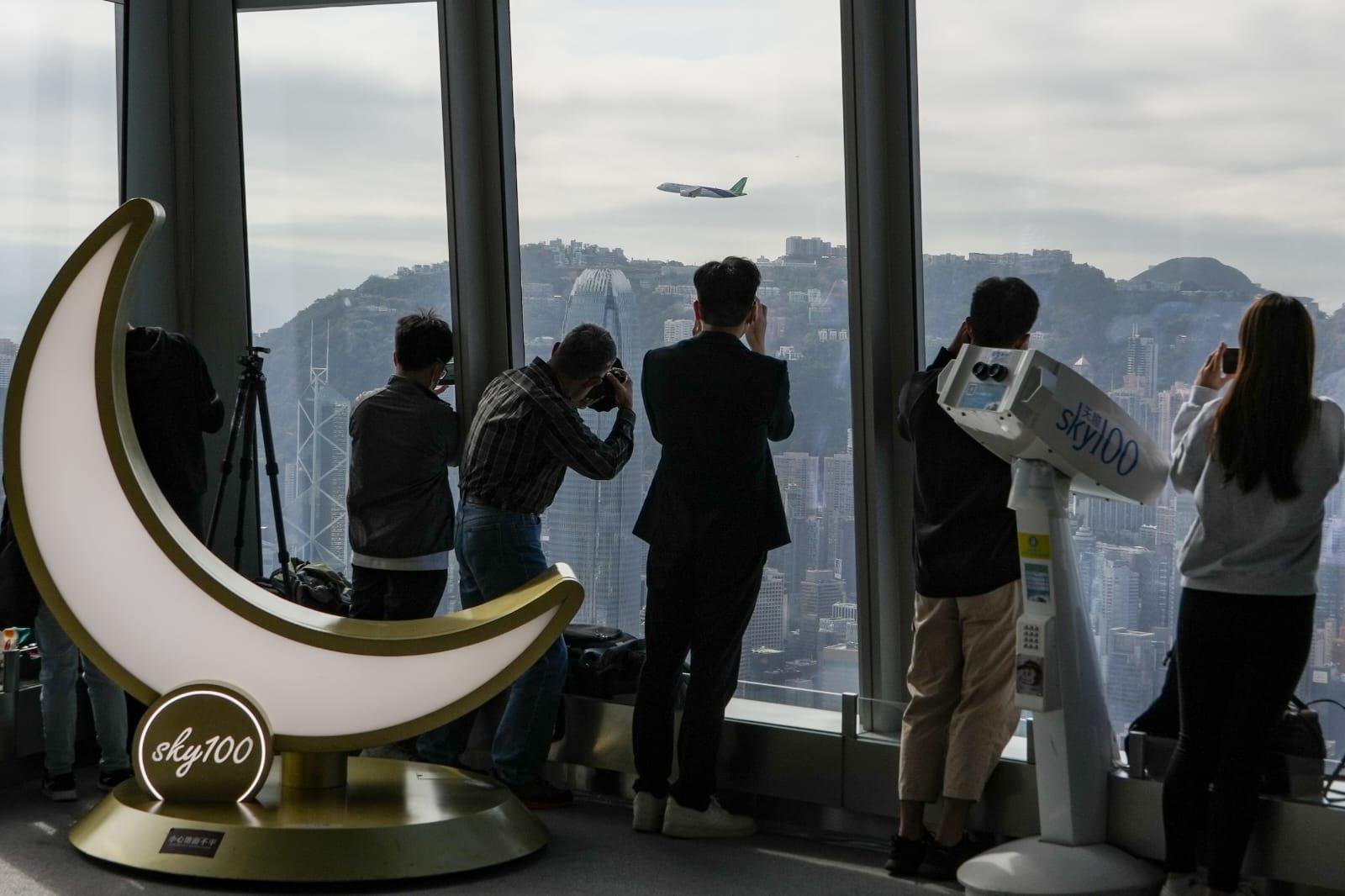 全港最高的天際100觀景台,不少攝影發燒友舉機拍攝C919的風采。(李睿哲攝)