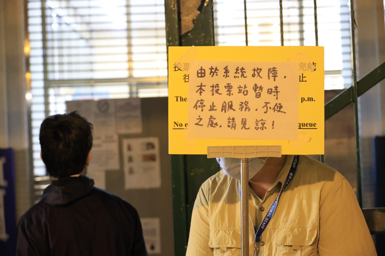 區議會選舉2023|昨晚多區票站電子系統出現故障,部分選民未能即時投票。(鍾式明攝)