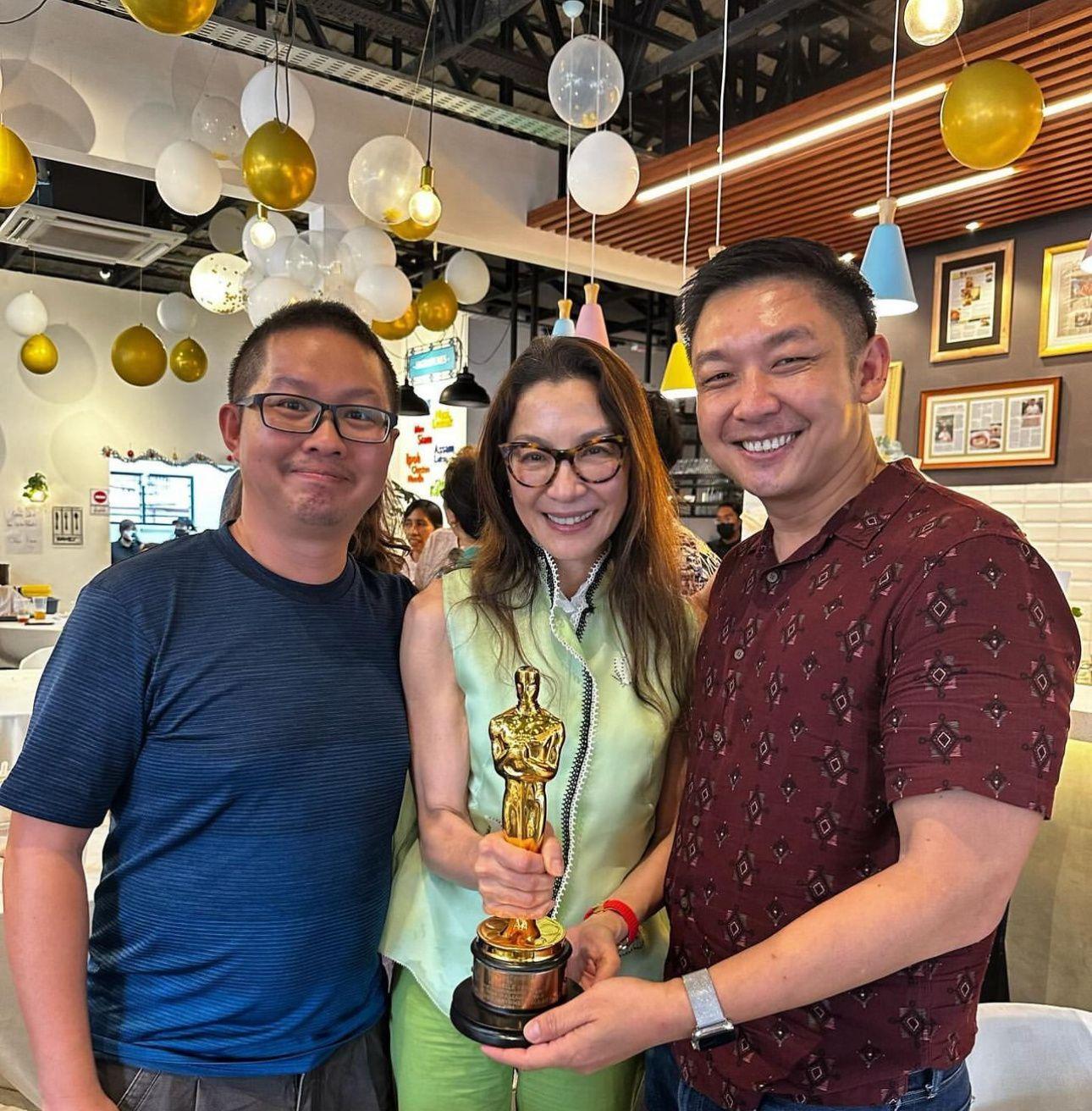 楊紫瓊帶同小金人現身大馬婚宴。