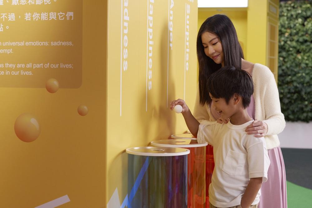 參觀人士即場就自己當天的情緒投票,讓他們更了解自己的情緒,認識如何與自己相處。