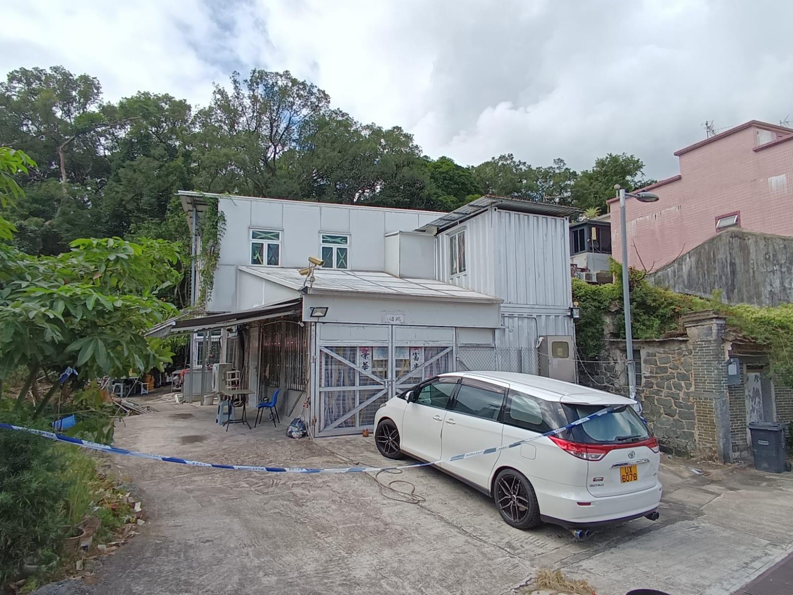 死者生前與妻兒居於兩層高鐵皮屋。