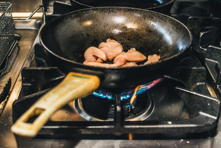 易潔鑊壽命丨以明火煮食的話,應保持爐火在廚具底部邊緣的範圍內。 (Getty Images)